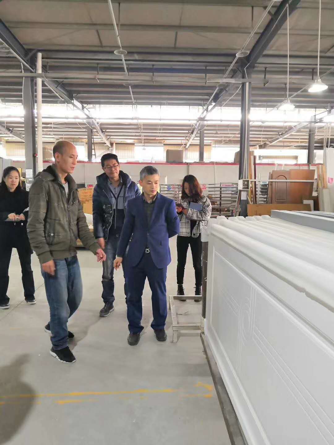 遠方來客考察，重慶鑫順來木門廠家管理人員全程陪同